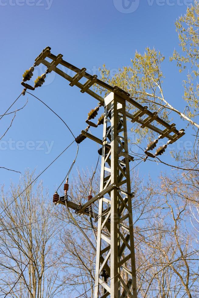 poteau électrique dans la nature photo