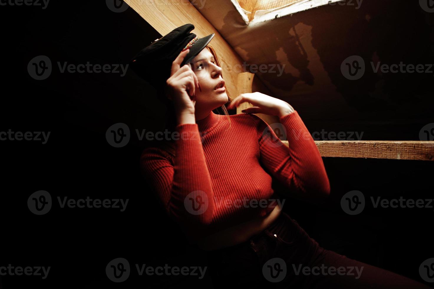 portrait de mode d'une fille sexy rousse sur le toit. modèle séduisante séduction femme. photo