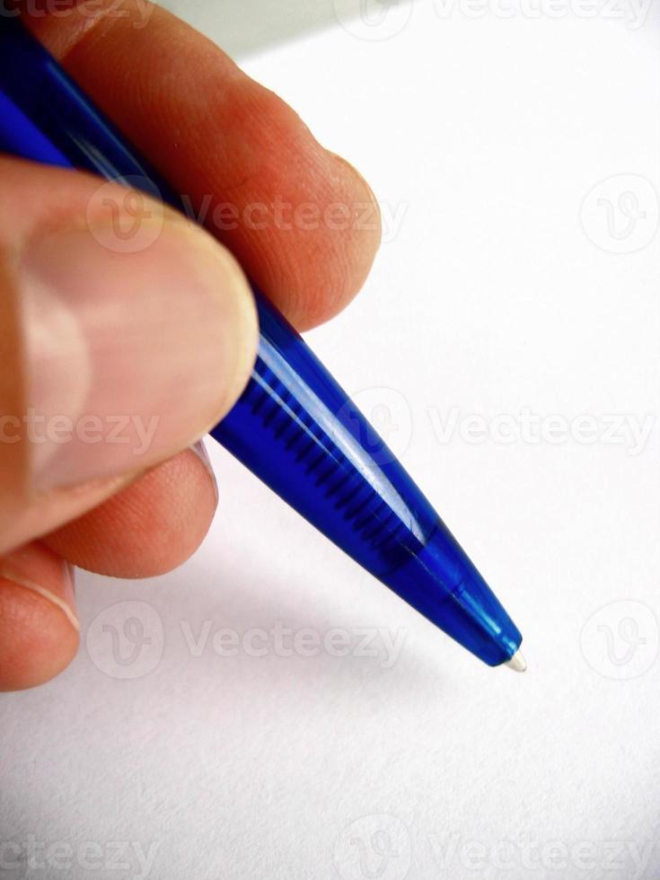 tenant un stylo à bille bleu photo