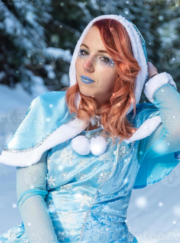 jolie femme rousse en tenue d'hiver bleue photo