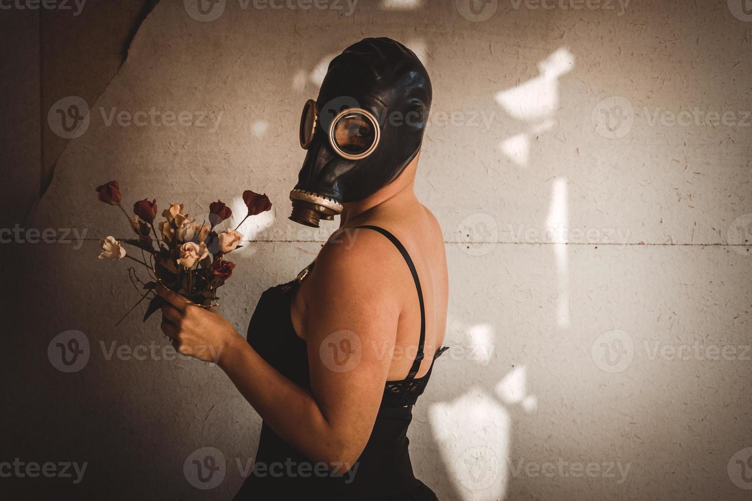 femme avec masque à gaz et bouquet photo