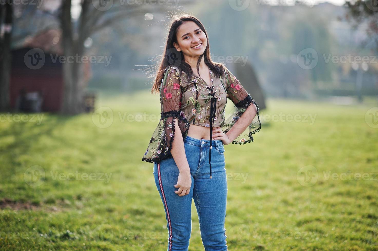 jolie fille modèle latino de l'équateur portant des jeans posés dans la rue. photo