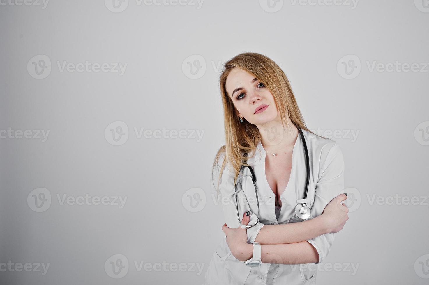 infirmière médecin sexy blonde avec stéthoscope isolé sur fond blanc. photo