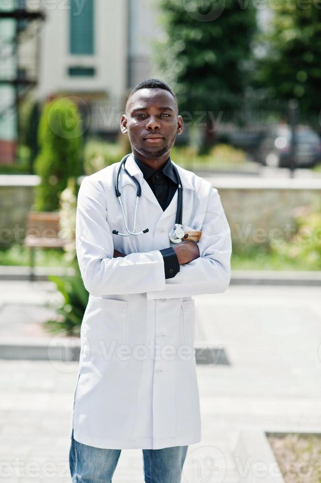 médecin afro-américain mâle en blouse de laboratoire avec stéthoscope en plein air. photo