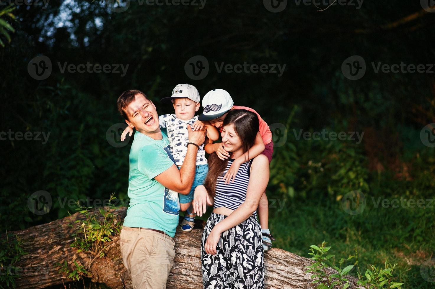 jeune famille heureuse photo