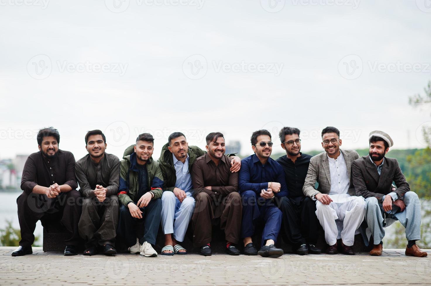 groupe d'hommes pakistanais portant des vêtements traditionnels salwar kameez ou kurta. photo