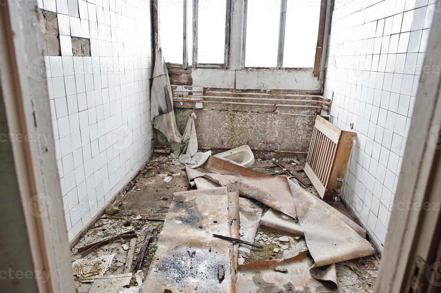 intérieur industriel d'une ancienne usine abandonnée. photo