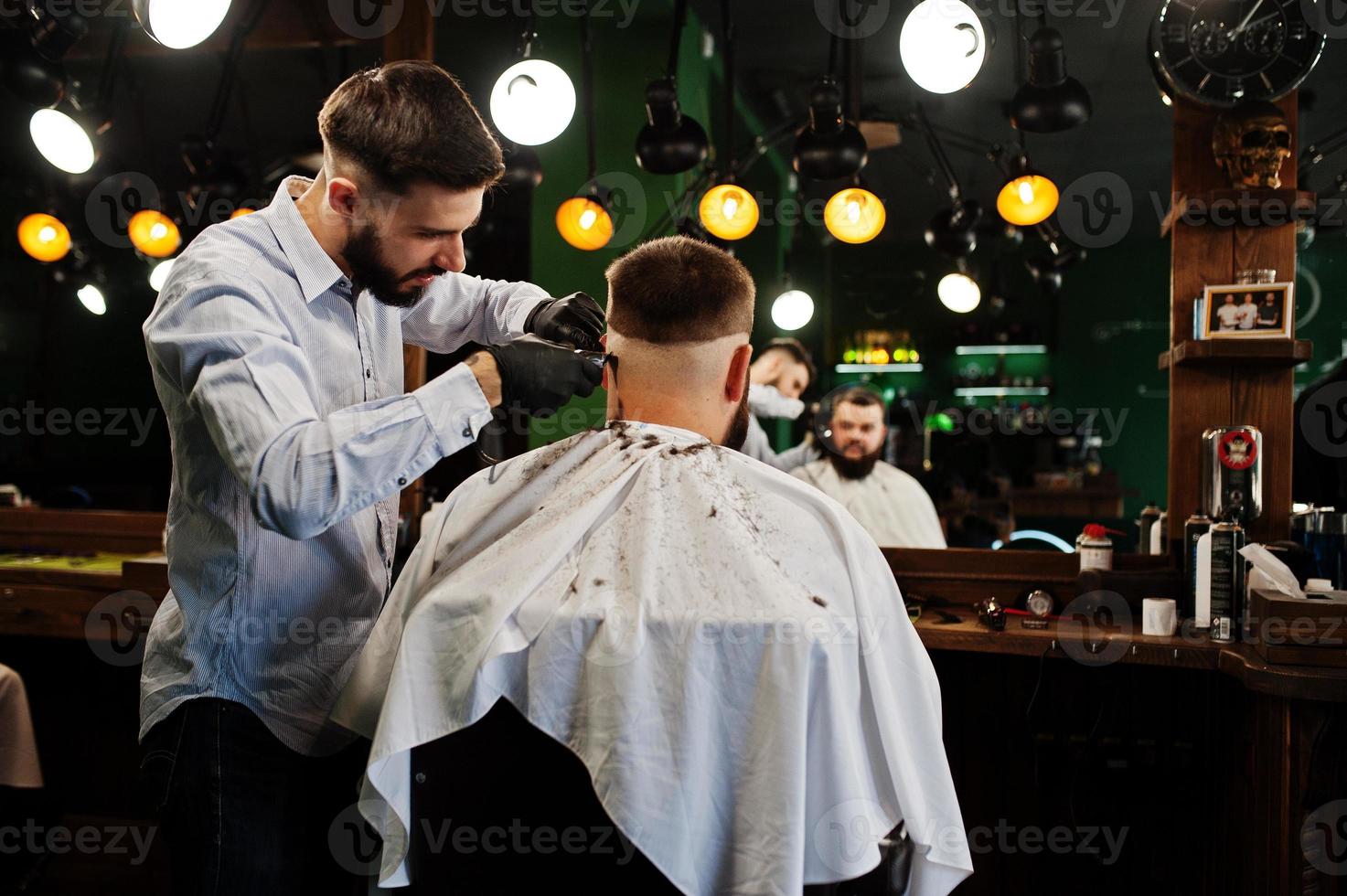 bel homme barbu au salon de coiffure, coiffeur au travail. photo