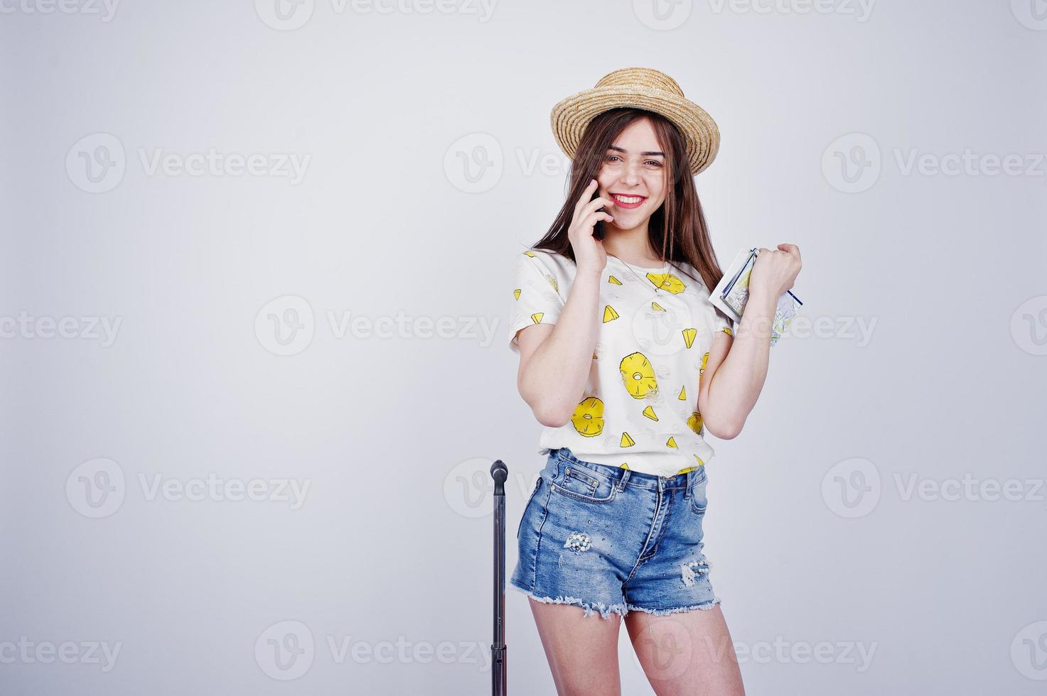 touriste fille avec sac et passeport, porter en chemise, short et chapeau à lunettes, parlant au téléphone isolé sur blanc. photo