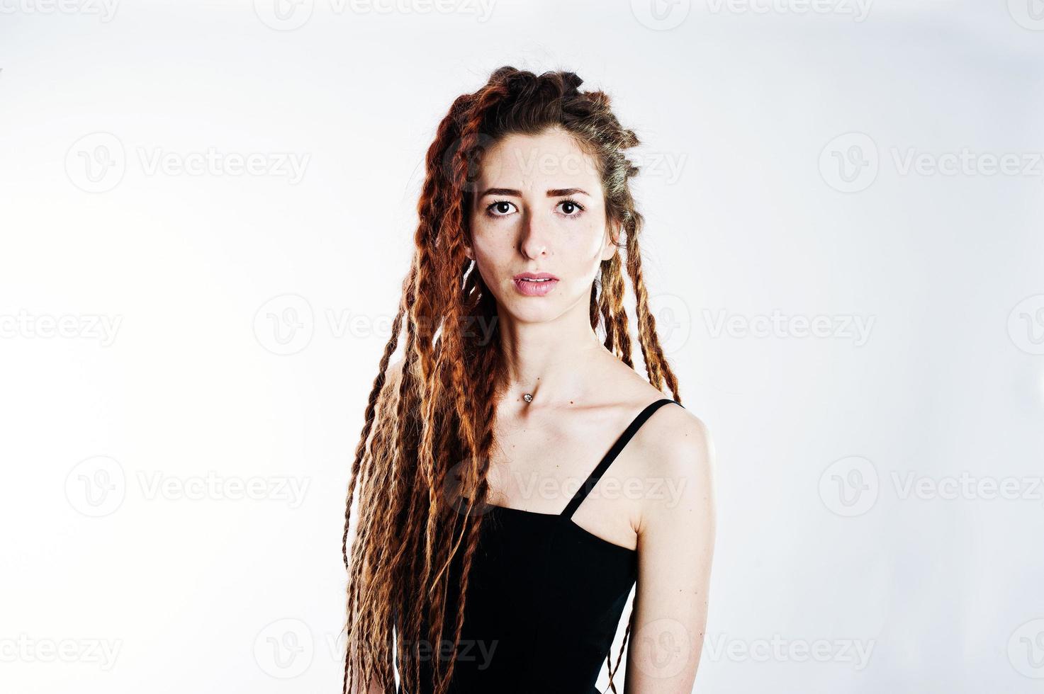 tournage en studio d'une fille en noir avec des dreads sur fond blanc. photo