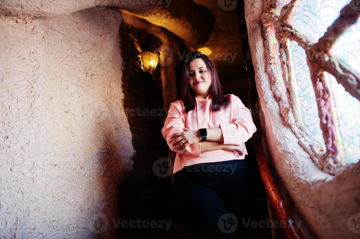 femme asiatique élégante en tenue décontractée debout à l'intérieur de la maison près de la fenêtre. photo