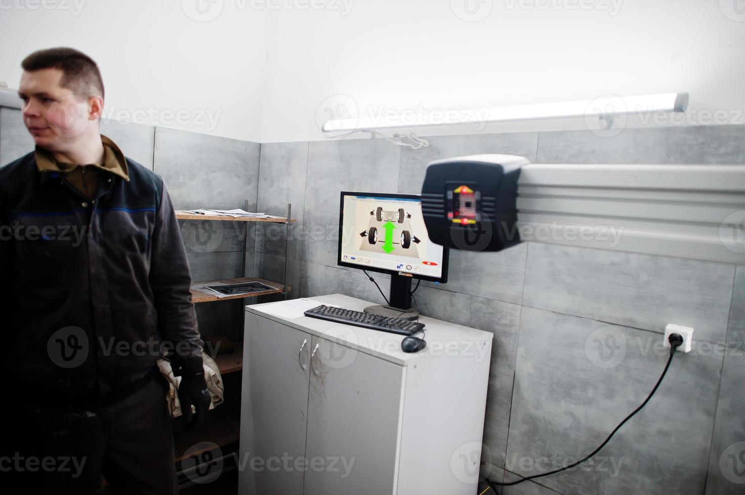 le mécanicien automobile définit la voiture suv américaine pour le diagnostic et la configuration de la vérification du carrossage dans l'atelier de la station-service. photo