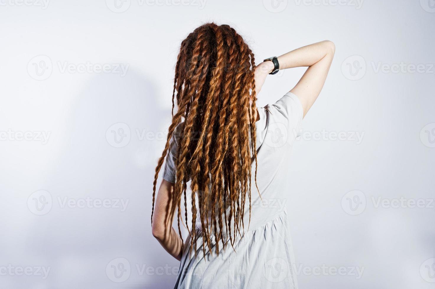 studio shoot back de fille en robe grise avec des dreads sur fond blanc. photo