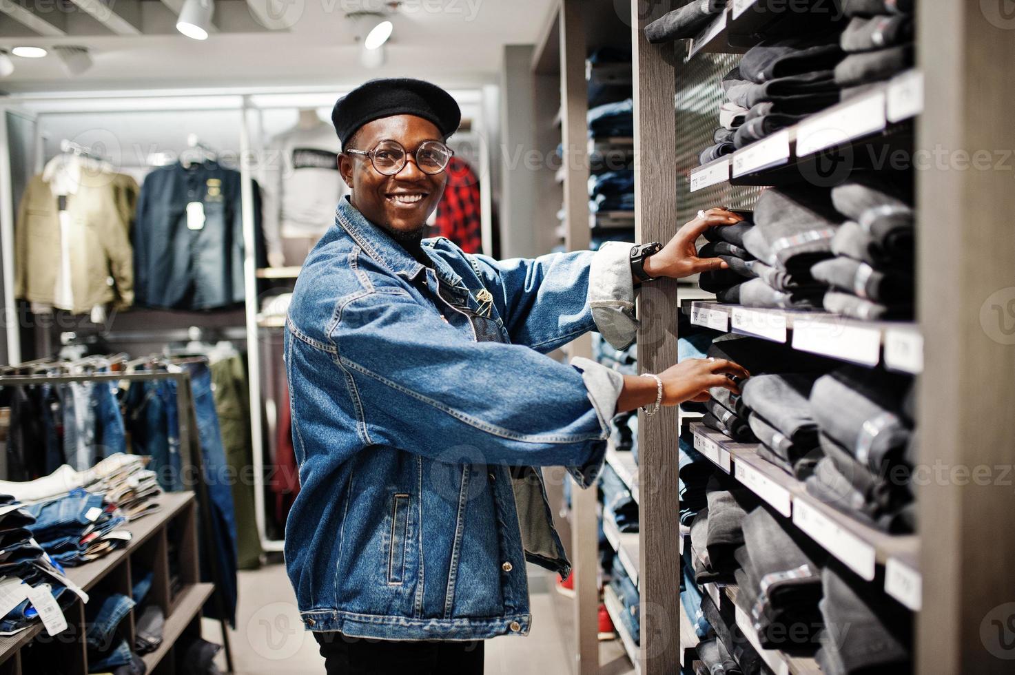 homme afro-américain décontracté élégant à la veste en jean et au béret noir  au magasin de vêtements à la recherche d'une nouvelle casquette. 10471268  Photo de stock chez Vecteezy