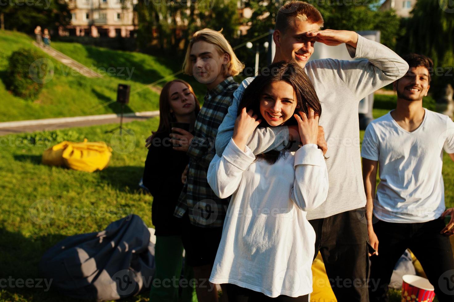 jeune groupe multiethnique de personnes dans le cinéma en plein air. photo