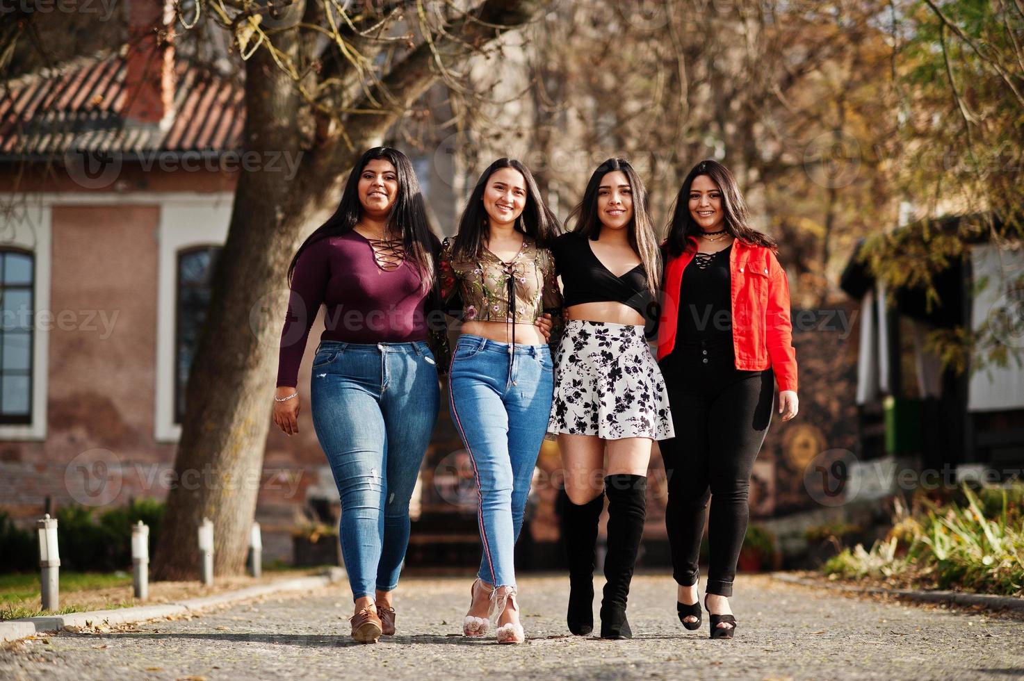 groupe de quatre filles latinos heureuses et jolies de l'équateur posées dans la rue. photo