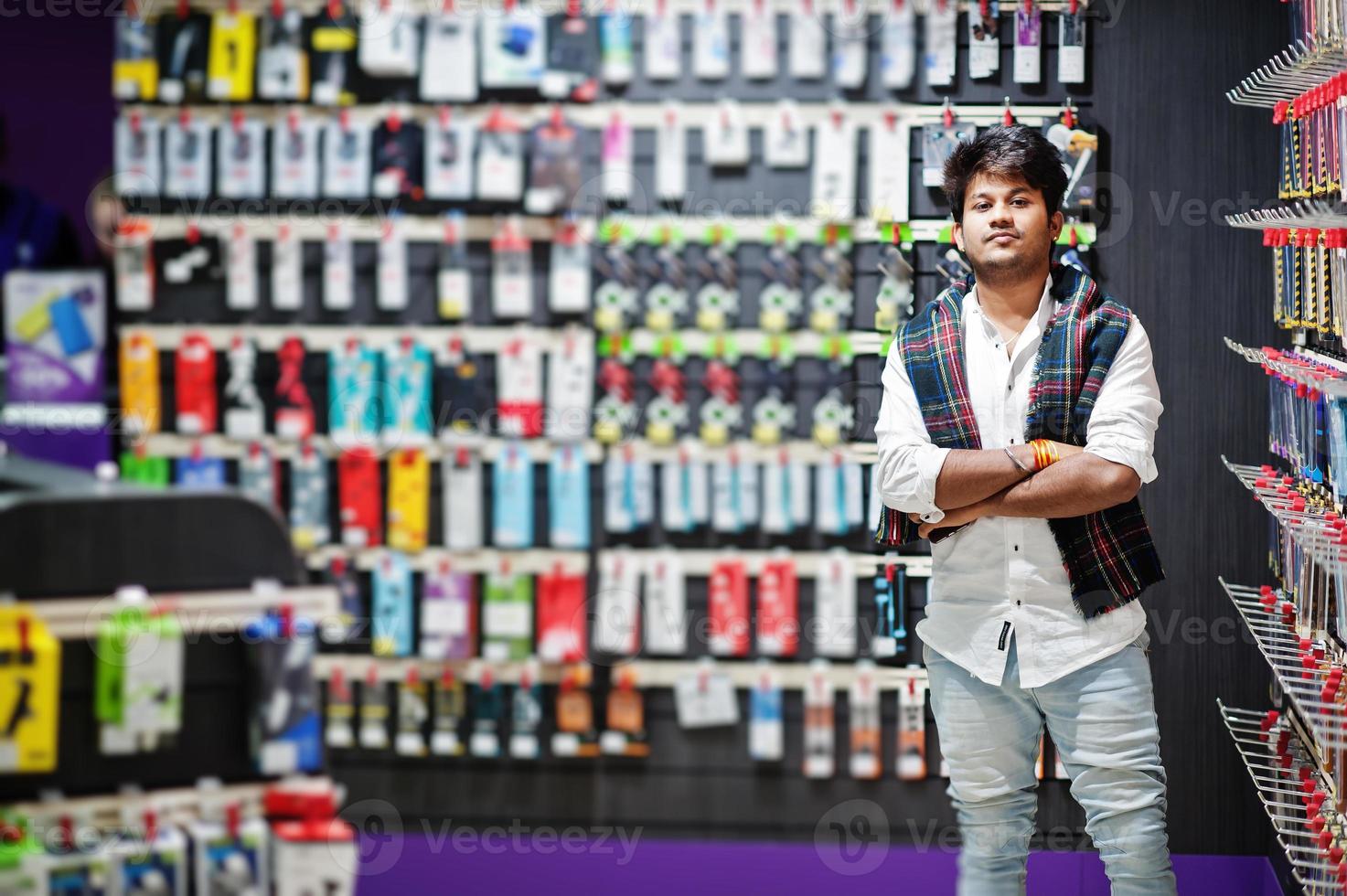 l'acheteur client de l'homme indien au magasin de téléphonie mobile choisit un étui pour son smartphone. concept de peuples et de technologies d'asie du sud. magasin de téléphonie mobile. photo