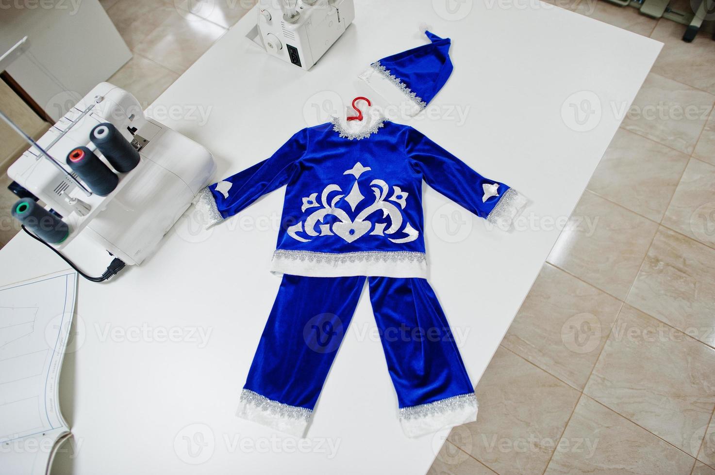 costume de garçon fait à la main de carnaval pour enfants au bureau de couturière sur le lieu de travail. photo