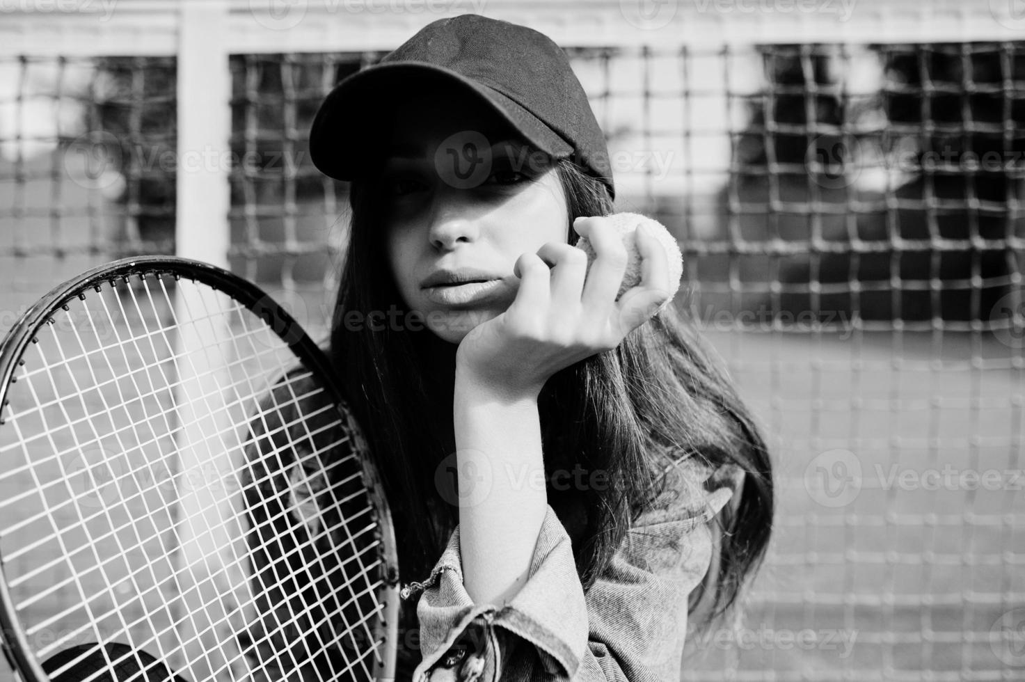 jeune joueuse sportive avec une raquette de tennis sur un court de tennis. photo