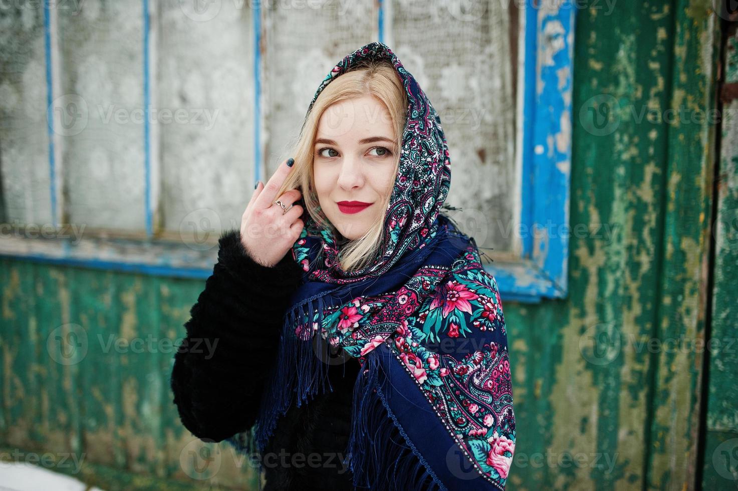 fille blonde avec écharpe brodée à la main posée au jour d'hiver. mouchoir femme. photo