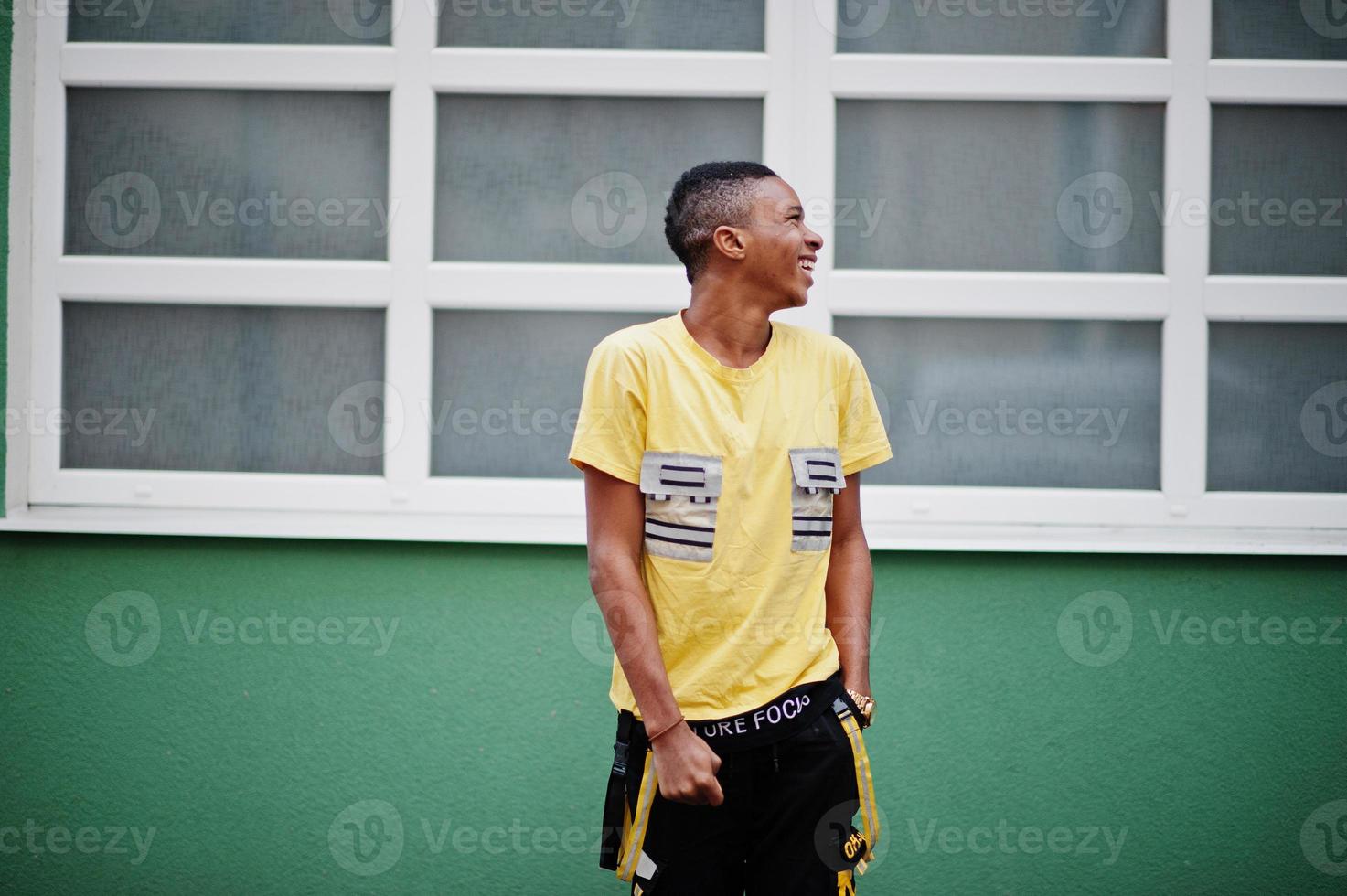 homme nigérian africain posé en plein air sur fond vert et blanc. photo