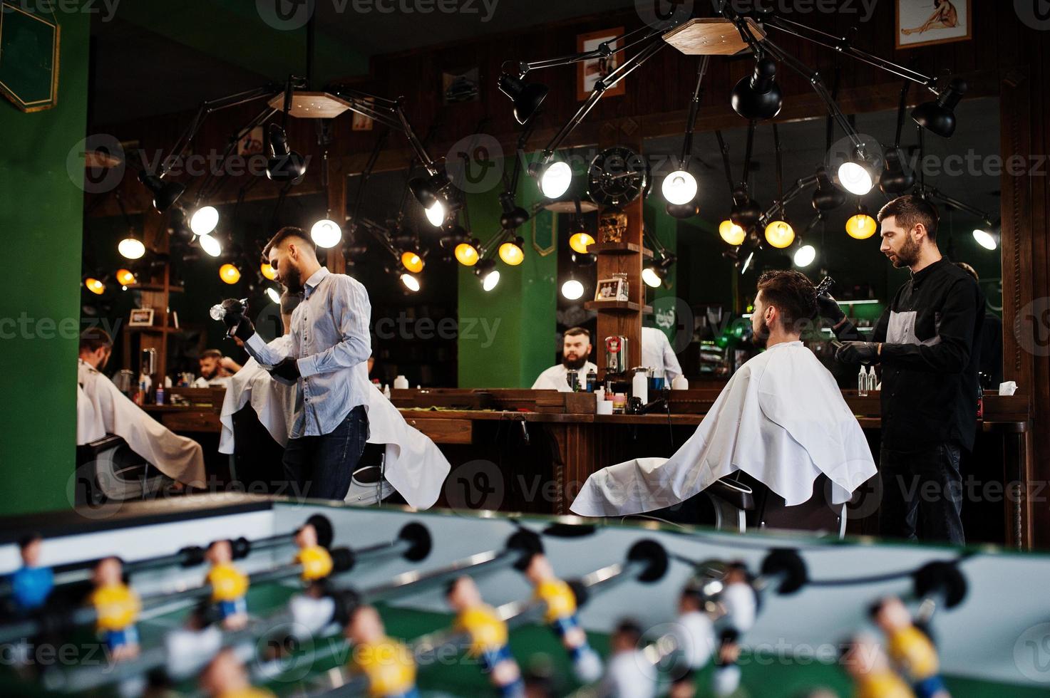 bel homme barbu au salon de coiffure, coiffeur au travail. photo