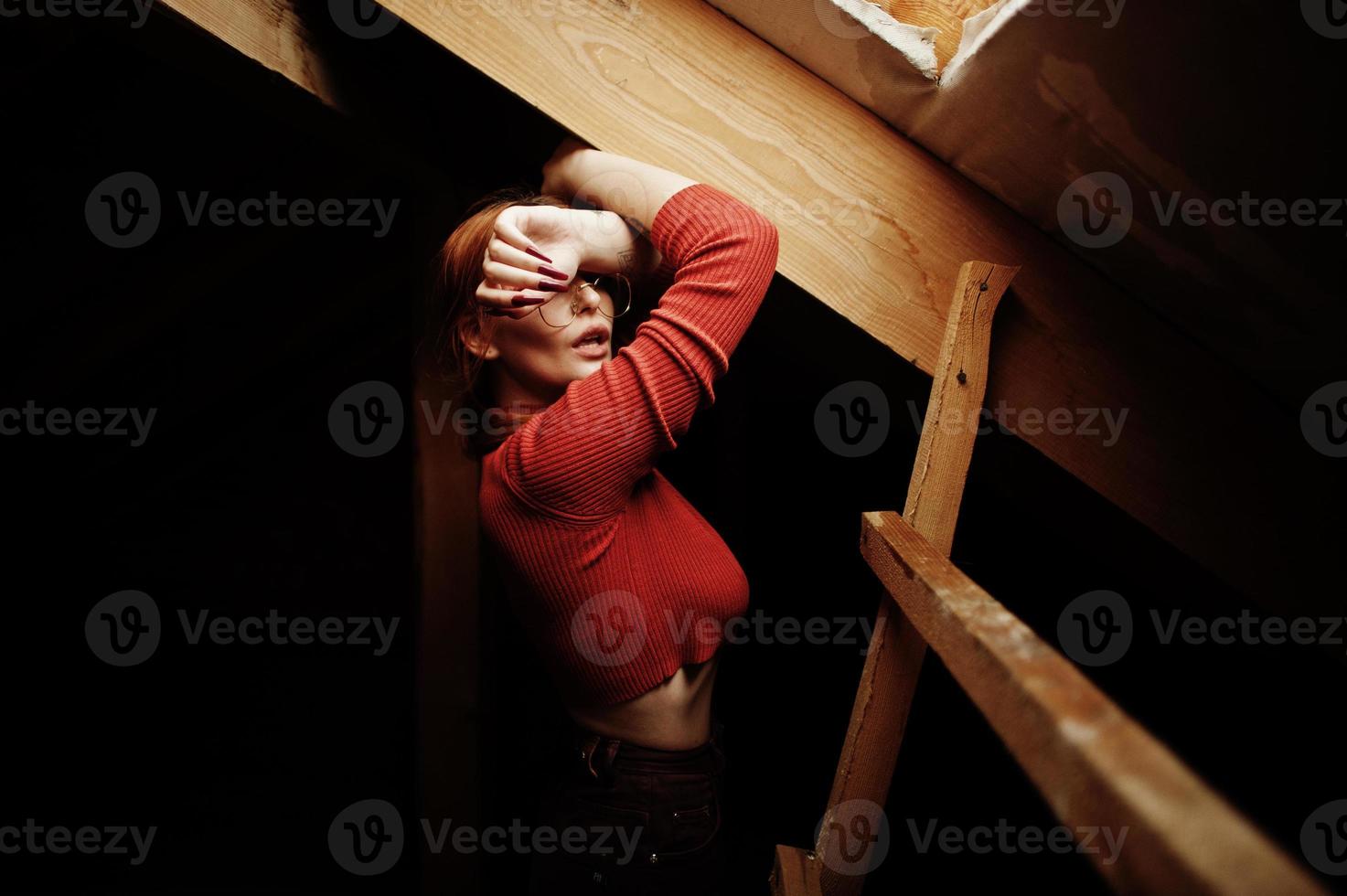 portrait de mode d'une fille sexy rousse sur le toit. modèle séduisante séduction femme. photo