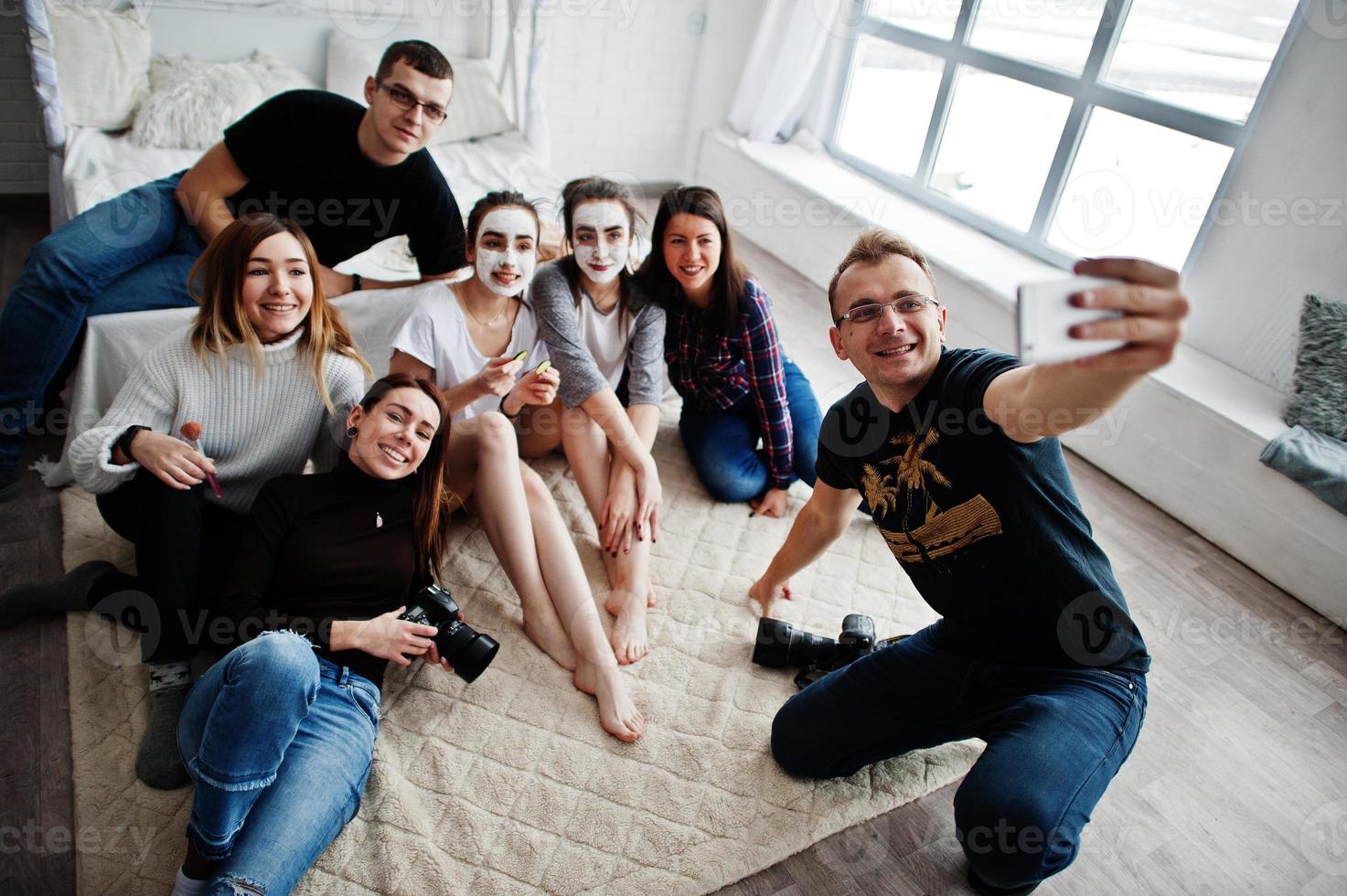 groupe de personnes faisant selfie. photographe de l'équipe, designers et modèles sur la séance photo, master class de professionnels. photo