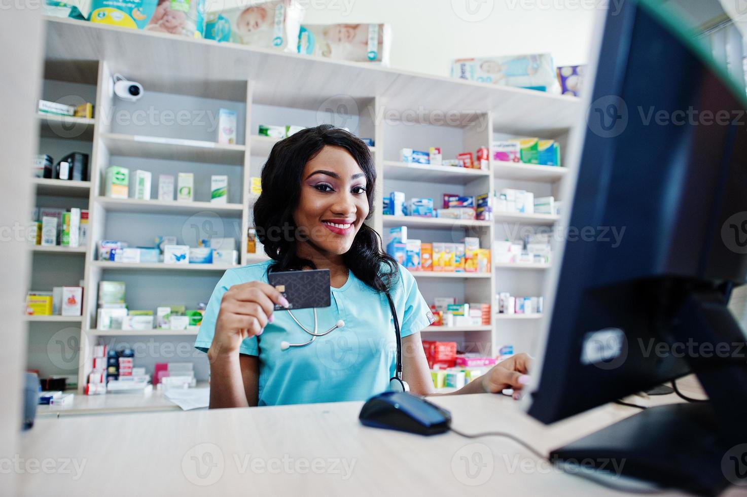 pharmacien afro-américain travaillant en pharmacie à la pharmacie hospitalière. soins de santé africains. caissier détenant de l'argent en euros. photo