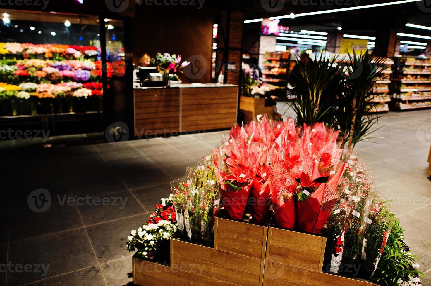 magasin de fleurs avec des fleurs colorées au supermarché. photo