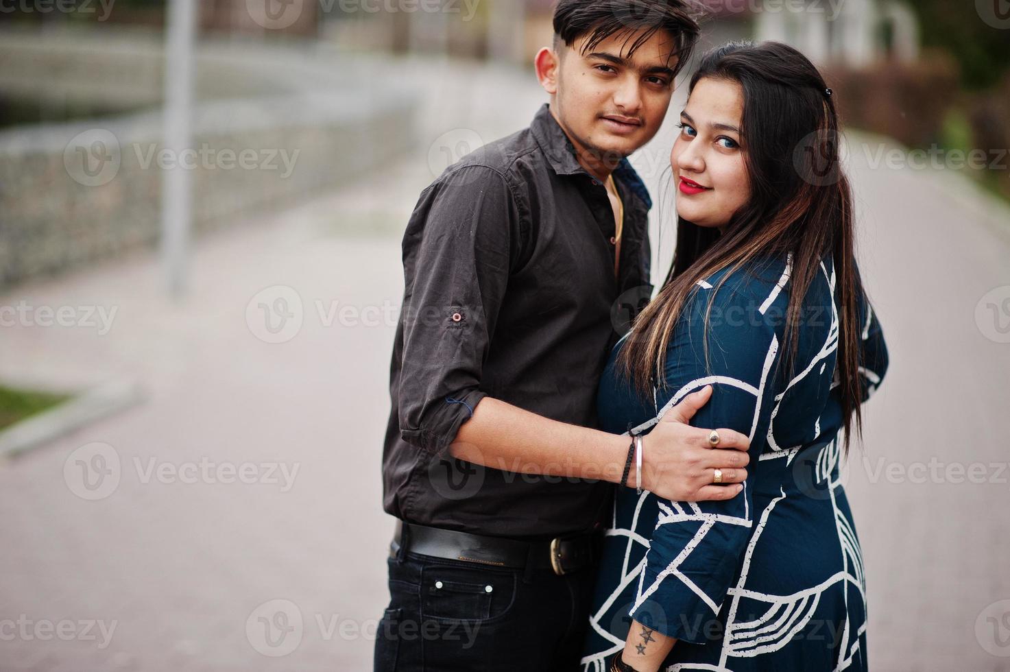 histoire d'amour d'un couple indien posé en plein air. photo