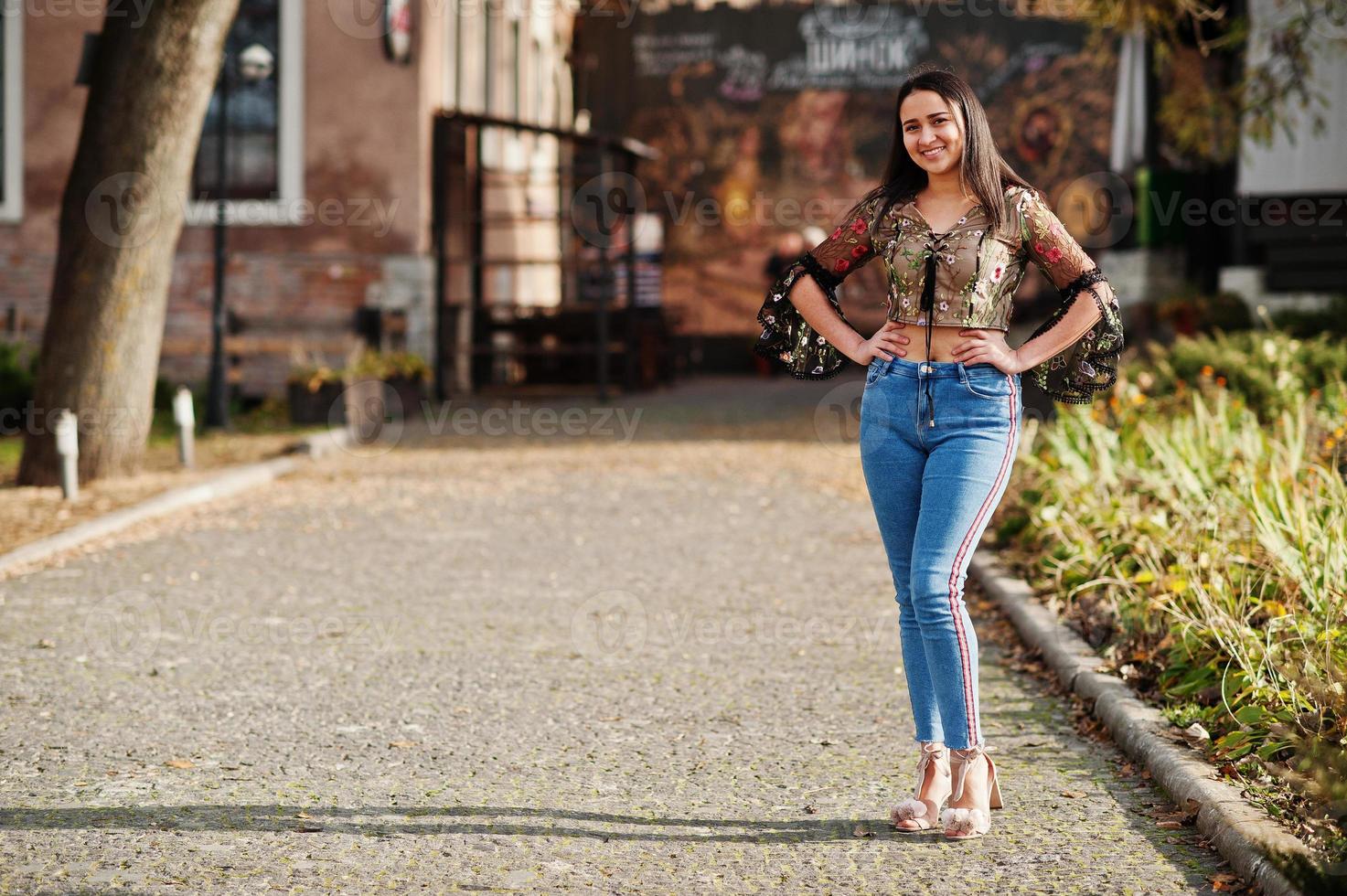 jolie fille modèle latino de l'équateur portant des jeans posés dans la rue. photo