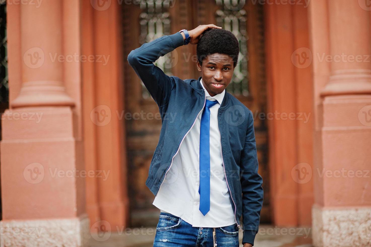 l'homme africain porte une cravate et une tenue décontractée posant à l'extérieur. photo