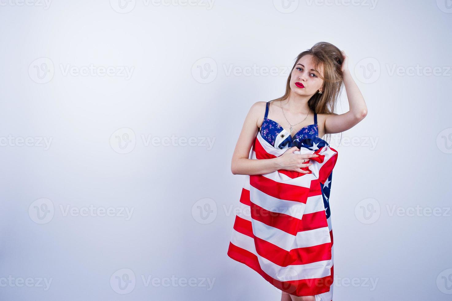 jolie fille en soutien-gorge et short avec drapeau américain usa isolé sur fond blanc. photo