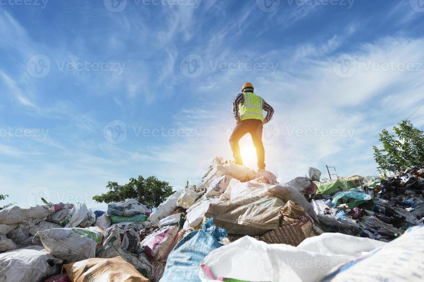 génie écologique debout sur la montagne ordures gros tas d'ordures déchets dégradés un tas de mauvaises odeurs et de résidus toxiques. ces déchets proviennent des zones urbaines. zone industrielle photo