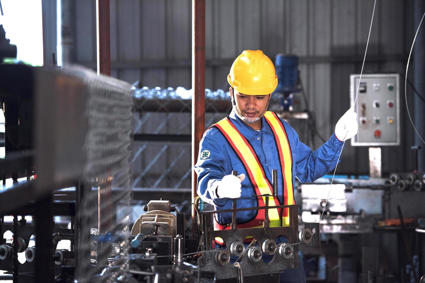 production de treillis enroulable avec une machine à tisser en treillis métallique photo