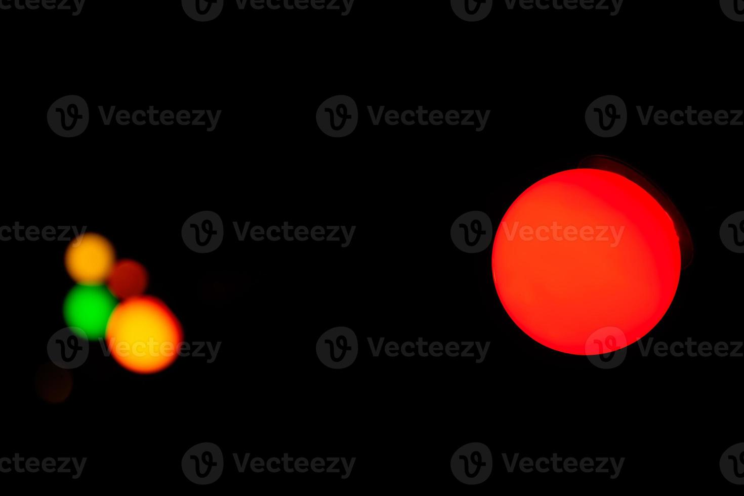 lumières colorées qui brillent dans l'obscurité avec fond photo