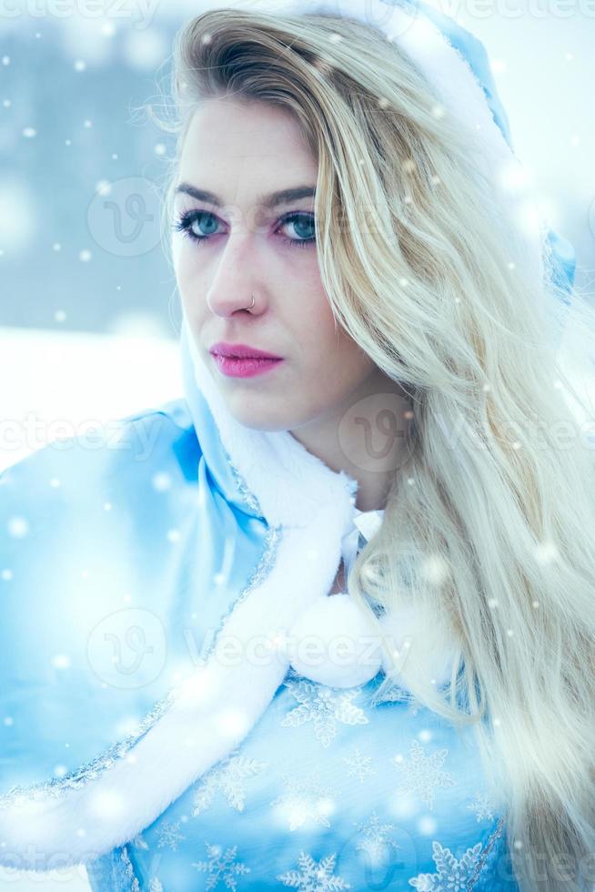 belle jeune femme dans la neige d'hiver photo