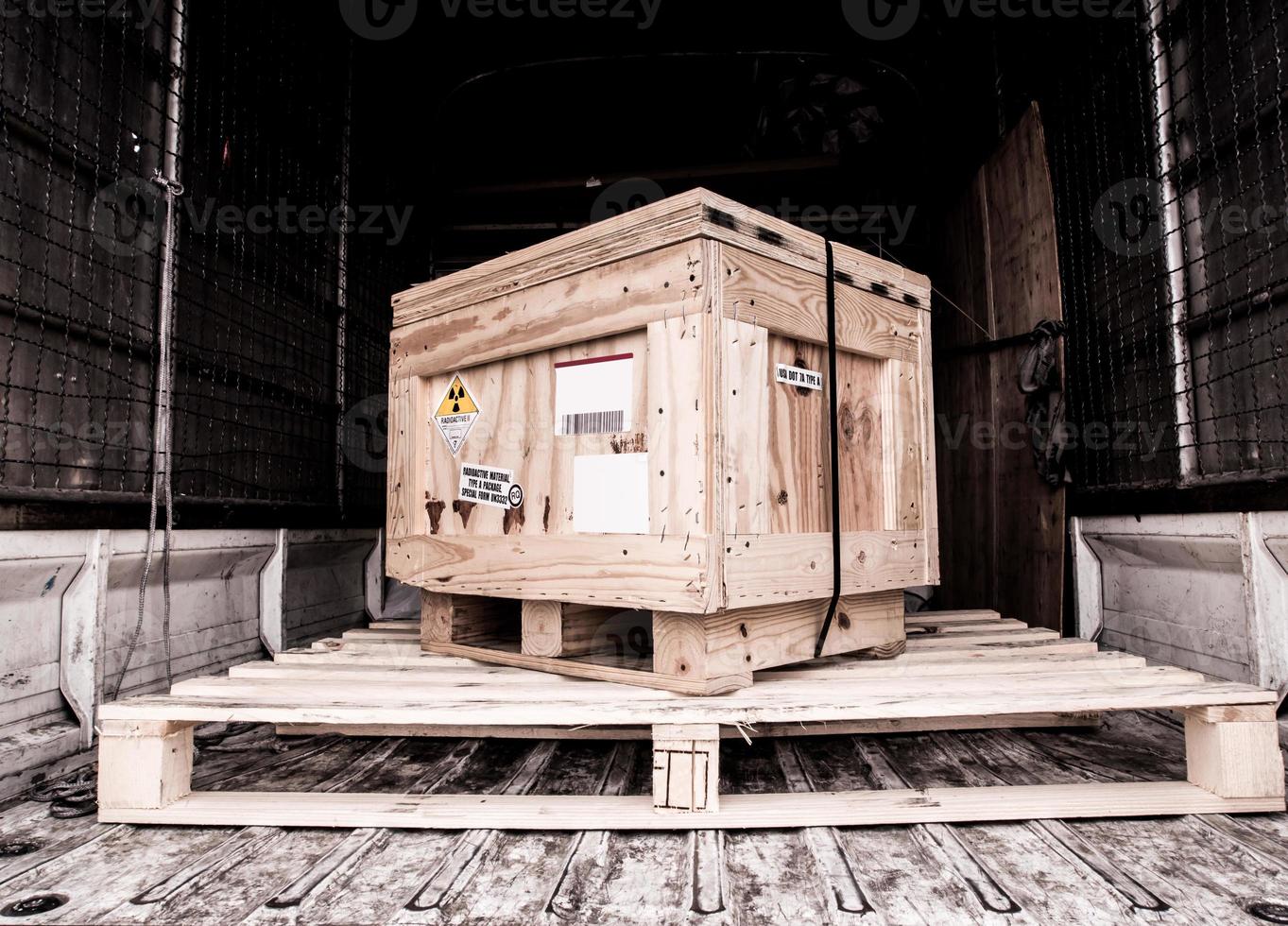 étiquette de rayonnement à côté de la boîte en bois de transport tapez un paquet dans le camion photo