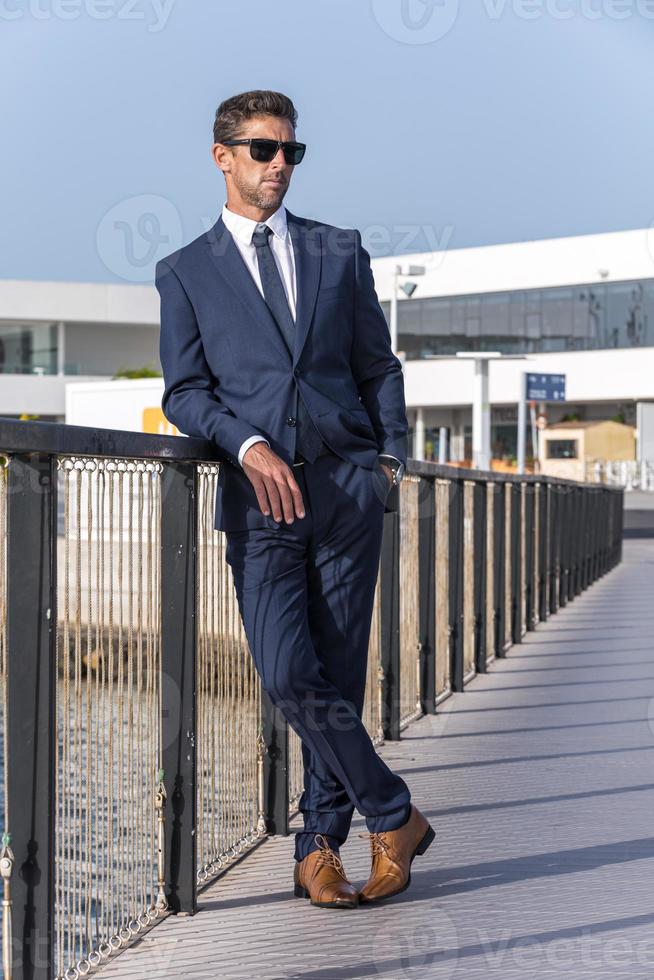 homme d'affaires reposant sur une passerelle près de l'eau photo