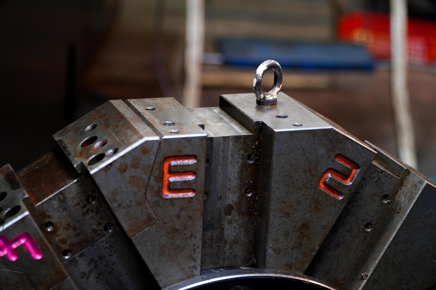 boulons à oeil pour tours à tourelle dans les usines de fabrication de pièces de véhicules électriques, concept d'ingénierie photo