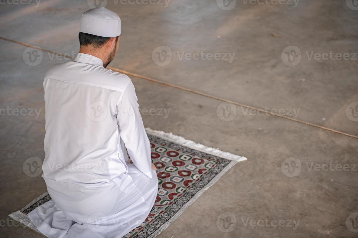 prière de l'homme islam asiatique, jeune musulman priant, concept du festival du ramadan photo