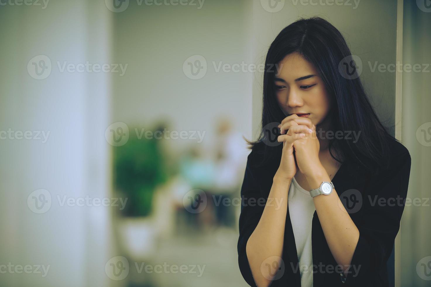 belle femme thaïlandaise très triste d'un amour non partagé, repenser, réfléchir, style vintage, ton sombre, cœur brisé, fille asiatique photo