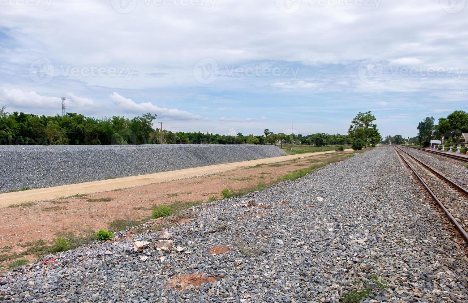 le grand tas de pierres pour la construction du projet à double voie. photo