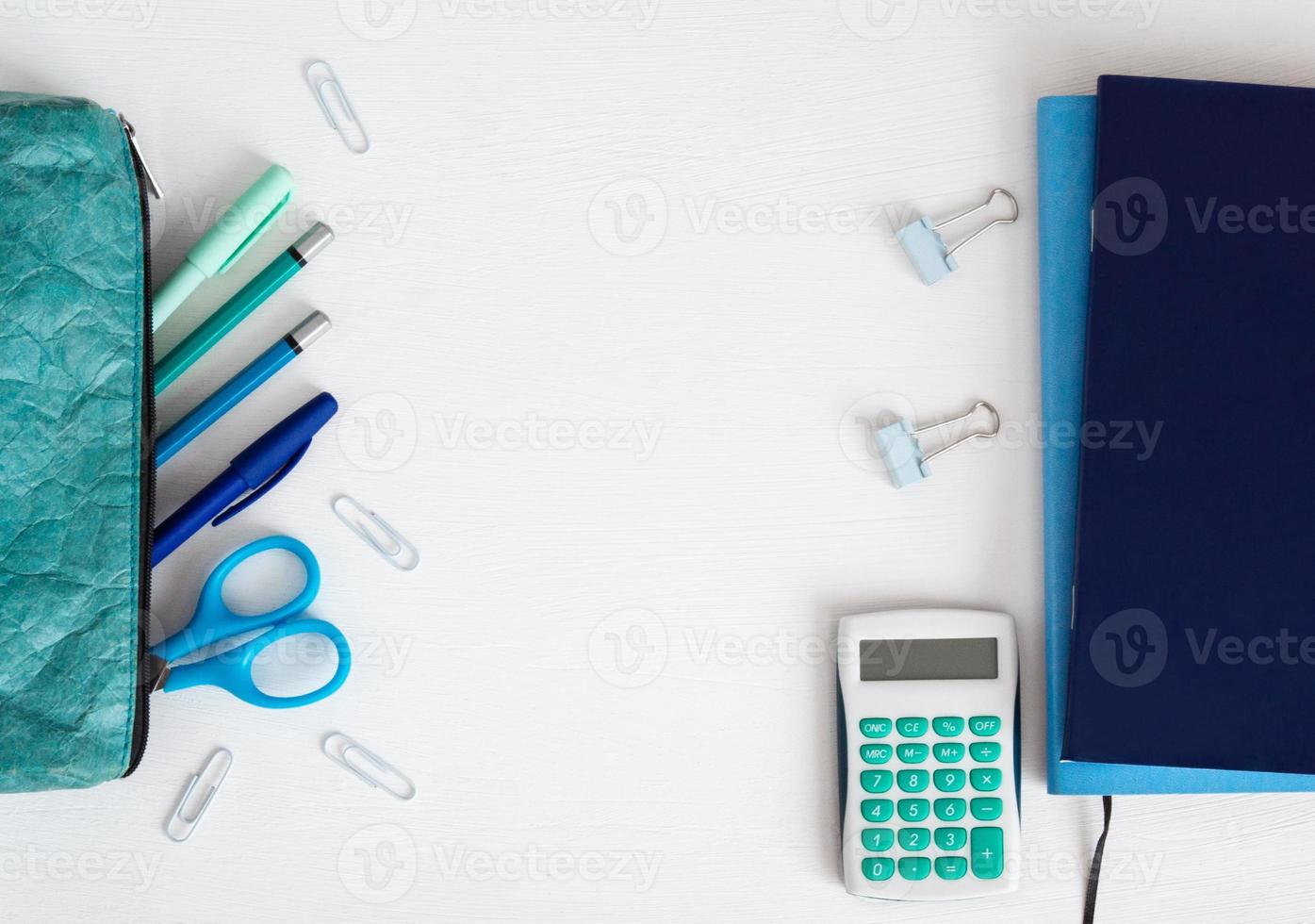 fournitures de bureau scolaire sur la table. l'image des articles de papeterie, de la mise à plat et de l'espace de copie. photo