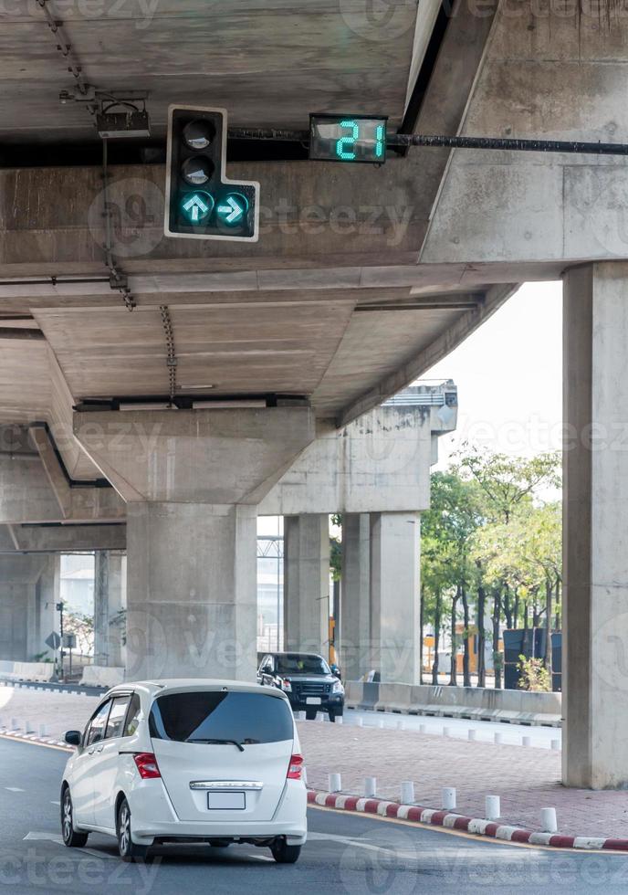 signal lumineux vert avec compte à rebours numérique photo