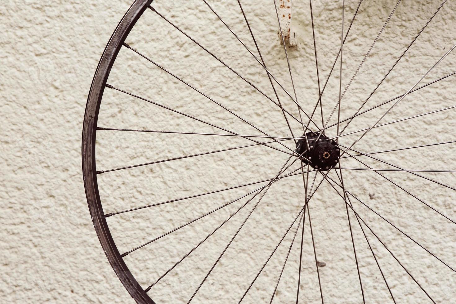 roue de vélo suspendue à l'extérieur photo