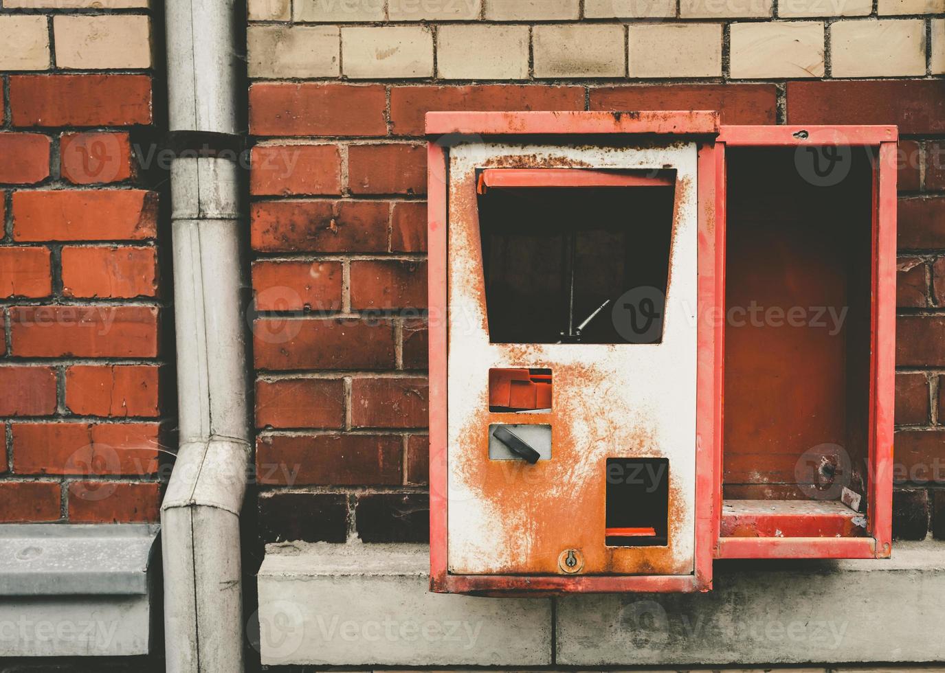 Ancienne boîte en métal rouillé grunge vide sur un mur de briques photo