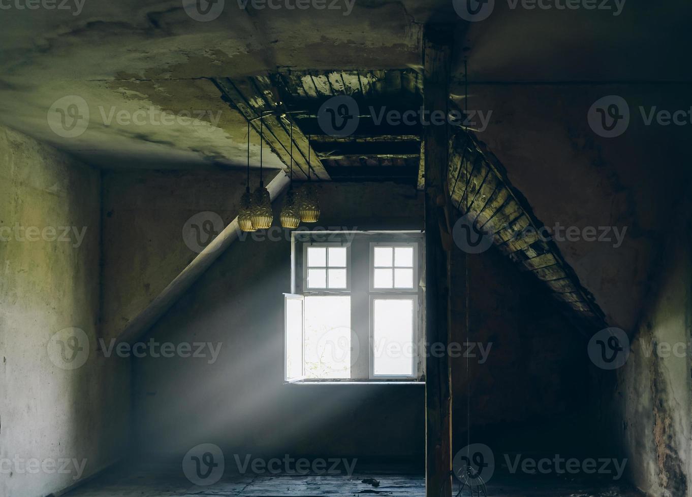 maison abandonnée avec la lumière du soleil photo