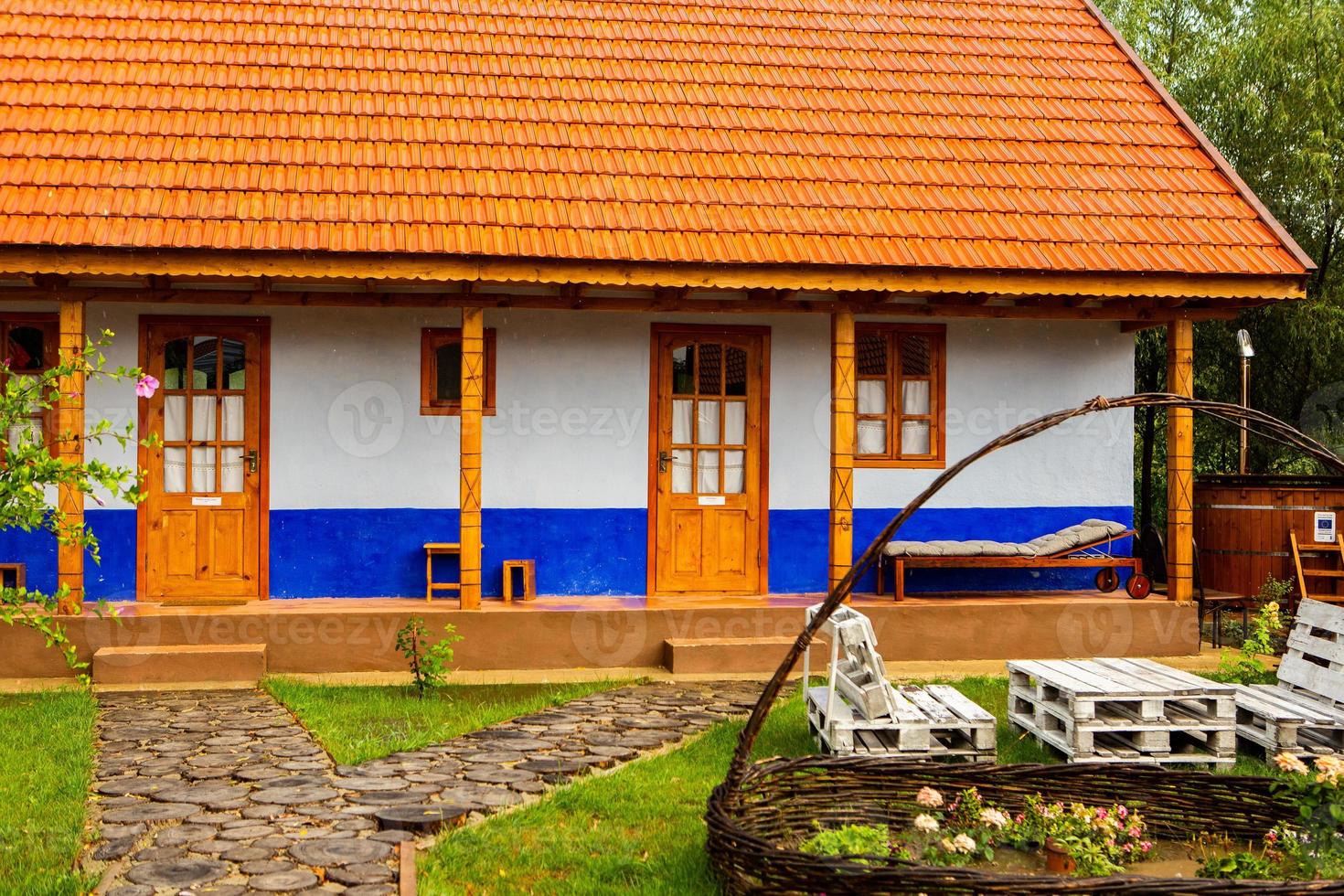 maison rurale en argile et toit en argile. la maison de campagne idéale pour le repos et la détente au sein de la nature photo